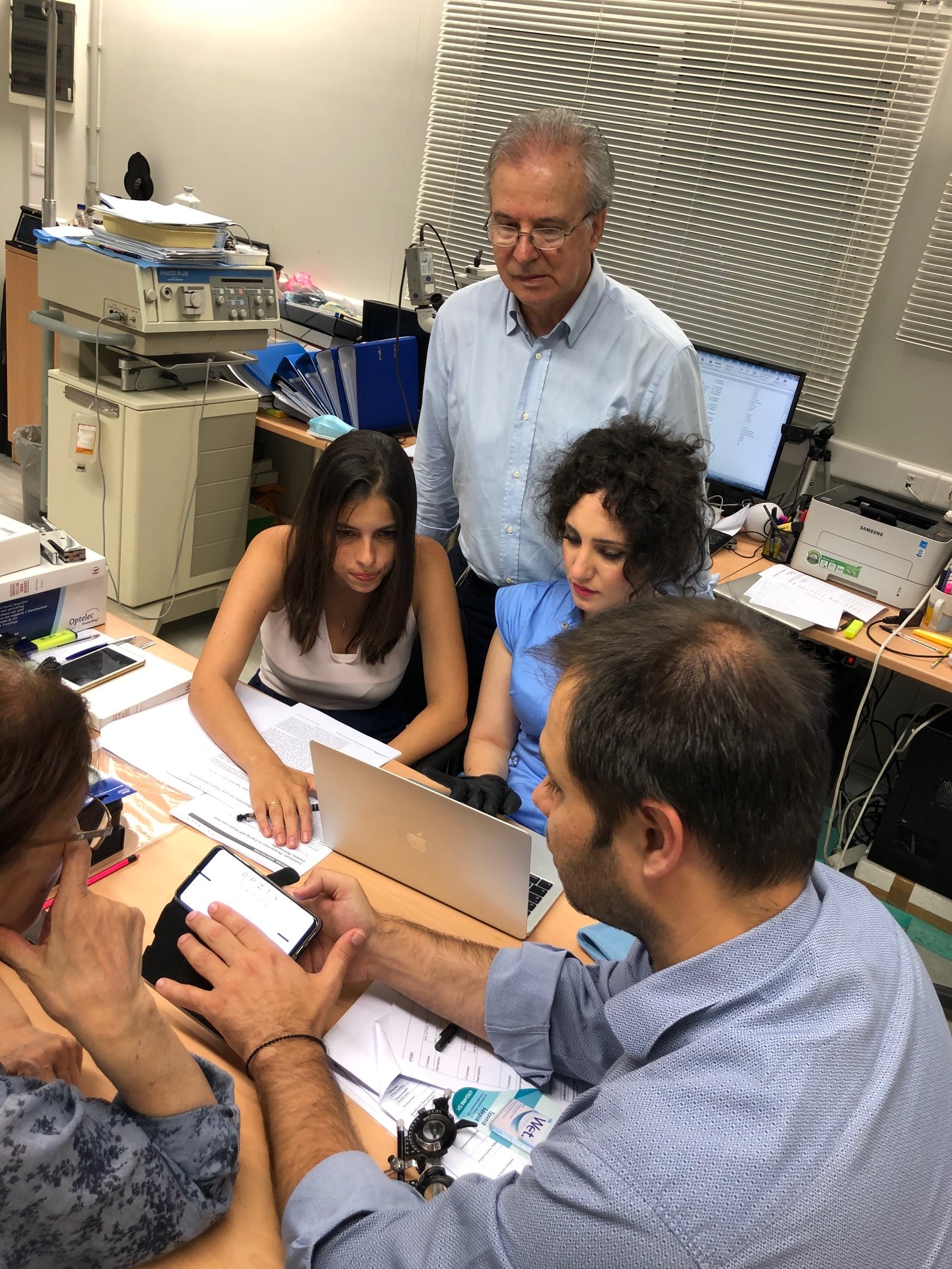 Ο κύριος Καραμπατάκης και οι συνεργάτες του στο ερευνητικό πρόγραμμα Ο κύριος Καραμπατάκης Βασίλειος και οι συνεργάτες του κατα τη διάρκεια διεξαγωγής τπυ ερευνητικού προγράμματος