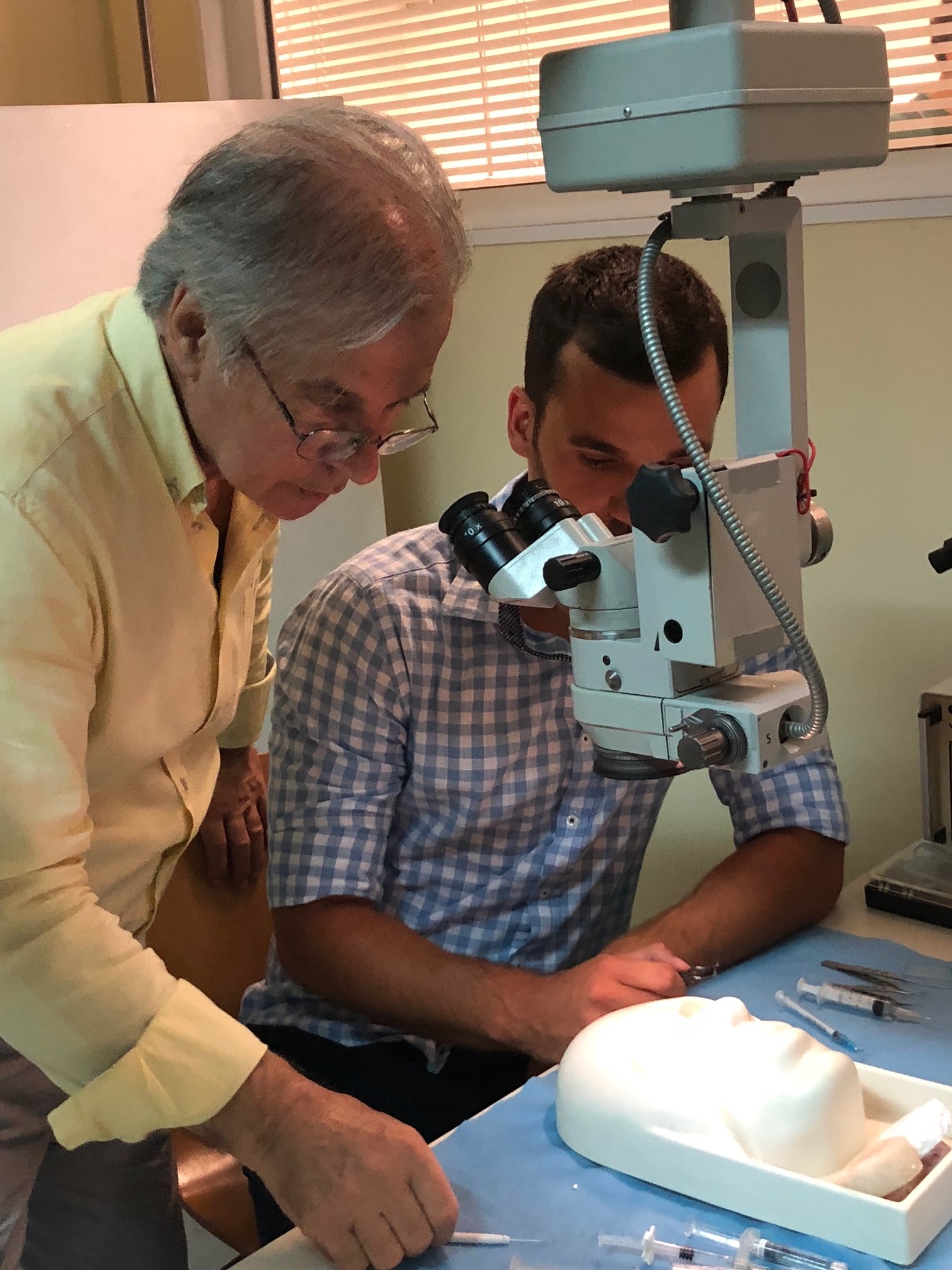 Ο Καραμπατάκης βασίλης στα οφθαλμιτρικά χειρουργεία Ο κύριος Καραμπατάκης Βασίλης κατα το έργο της διδασκαλίας στα οφθαλμιατρικά χειρουργεία.